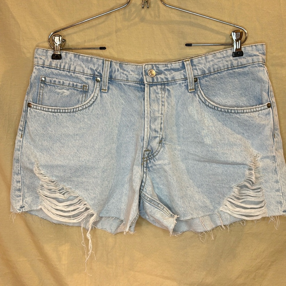 H&M 90’s Boyfriend Shorts. Low Waist. Distressed